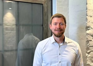 Christoph Pawletko, Experte bei Second Elements Digital Marketing, bei der Arbeit an digitalen Marketingstrategien.