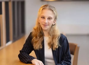 Porträt von Stella Lara Panse (Auszubildende Digital Marketing) im SE Büro Hamburg